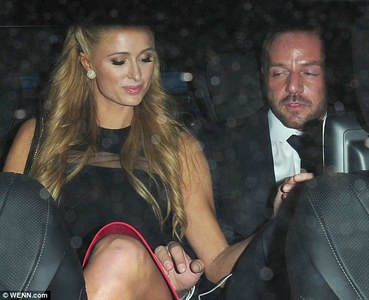 Парис Хилтон хуримаа хийнэ