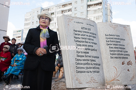 Ш.Дулмаа: Дуу болгон хөшөө болдоггүй