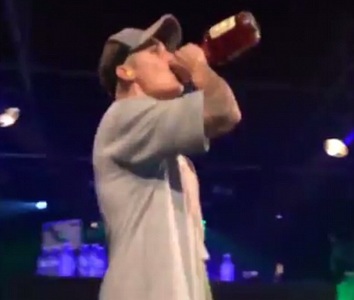 Тоглолтынхоо үеэр архи уужээ