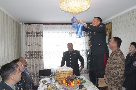 Цэргийн албан хаагчид байрны түлхүүрээ гардан авлаа