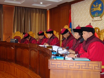 Үндсэн хууль зөрчсөн заалтыг хүчингүй болгов