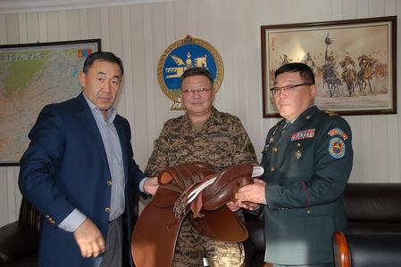  Морин пологийн эмээл гардуулан өглөө