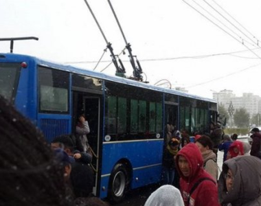 Троллейбусны жолооч зорчигчдыг гэмтээжээ