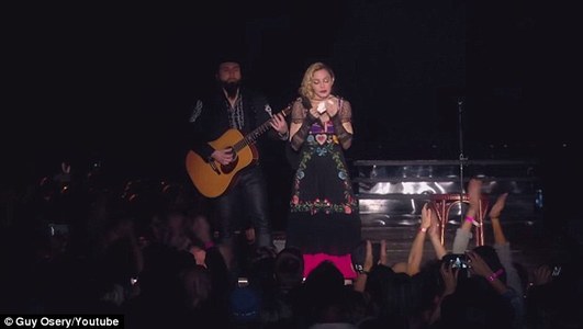 Мадонна хохирогчдод хүндэтгэл үзүүлэв