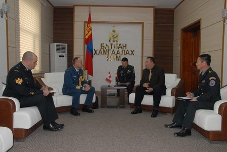 Канад суралцах албан хаагчдын тоог нэмэх санал гаргав