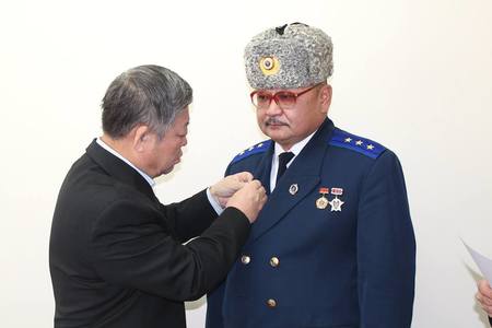 Ц.Мөнхбатыг ”Хүний эрх” хүндэт тэмдгээр шагнав