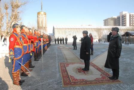 Байлдааны туг гардууллаа