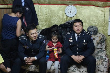 Цагдаагийн алба хаагчид сайн үйлс бүтээлээ