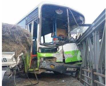 Автобусны жолооч осол гаргаж, зургаан хүн гэмтжээ
