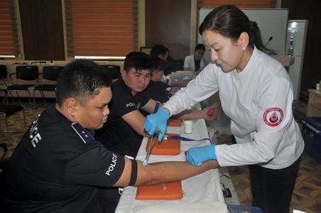 Цагдаа нар цусны донорын эгнээнд нэгджээ