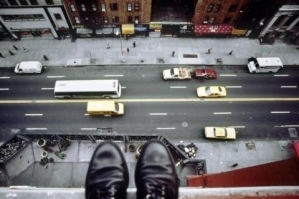 Таван давхрын тагтнаас үсрэхийг завдсан эрийг буулгажээ