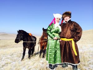 Ардын дууч Д.Бурмаа Алтан овоонд мөргөөд иржээ