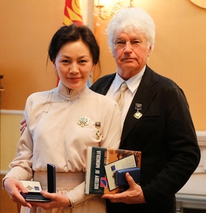  Хотын дарга ”Чонон сүлд”-ийн найруулагчид ойн медалиа гардуулжээ