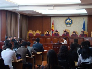 Үндсэн хууль зөрчсөн заалтыг түдгэлзүүлэв