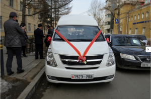 Монгол Улс тэргэнцэртэй иргэнд зориулсан зориулалтын автомашинтай боллоо