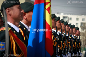 Улаан талбайд алхах Монгол цэрэг