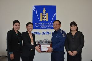 ”Аюулгүй утас”-уудыг хүлээлгэн өгөв