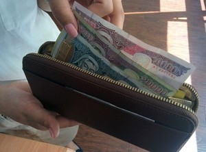 Төрийн албан хаагчдын цалинг бууруулах уу