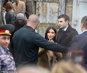 Арменчууд Кимийг “тэнэг хүүхэн” гэжээ