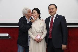 Р.Анхнямд “Алтан гадас” гардуулав