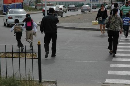 Т.Приусийн жолооч явган зорчигчдийг гэмтээжээ