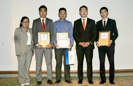 Эдийн засгийн чиглэлээр оюутнууд илтгэл тавив