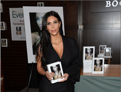 Кардашиан хэрхэн селфи хийхийг заана