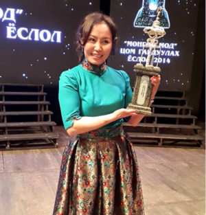 Жүжигчин Ц.Баясгалан ”Мөнгөн мод” цом хүртжээ