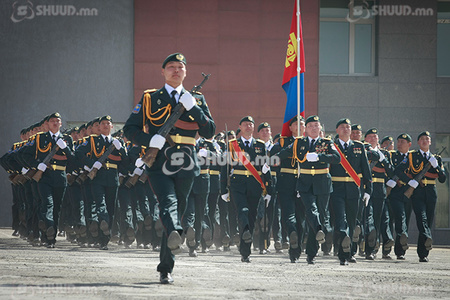 Улаан талбайд алхсан бүрэлдэхүүн жагсаалаа сонирхуулна