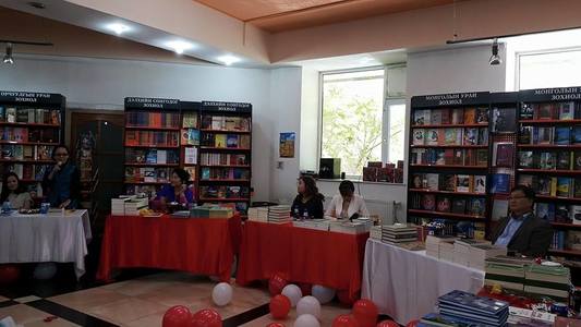 Гарын үсэгтэй номын худалдаа үргэлжилж байна