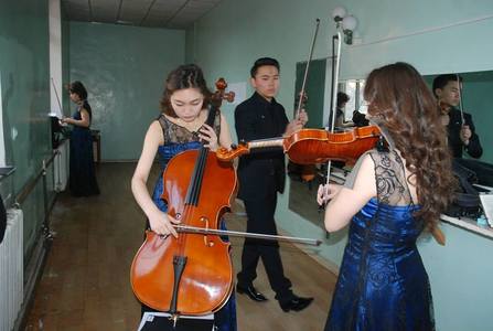 Утсан хөгжмийн хамтлаг тоглолтоо хийнэ