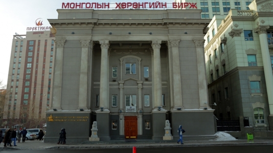 Гурван компанийн арилжааг зогсоолоо 