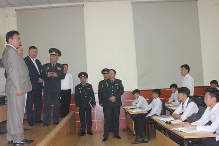 Ц.Цолмон оюутан цэргүүдийг эргэжээ