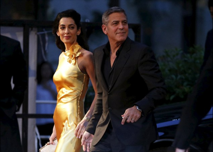 Клуни эхнэрээрээ гоёв