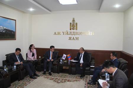 БНСУ-ын 100 гаруй үйлдвэрлэгч Монголд ирнэ