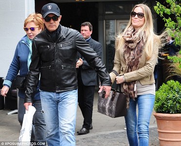 Антонио Бандерас сүй тавьжээ