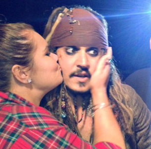 Жонни Деппийг үнсчээ