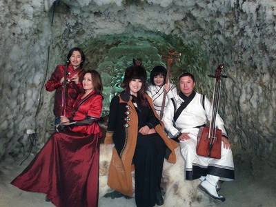 Поп хатагтай Б.Сарантуяа ”Олонхо” хамтлагийнхантайгаа Якутад тоглож явна