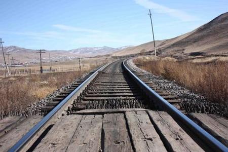 Төмөр зам дээр чулуу тавьсан хүүхдийг шалгаж байна