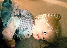 Өлгийтэй хүүхдээ хогийн цэг дээр хаяжээ