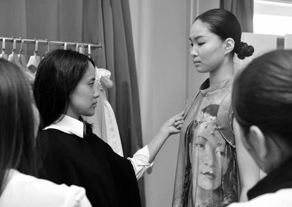 О.Содбилэгийн гэргий Монгол дээлээр үзэсгэлэн гаргана