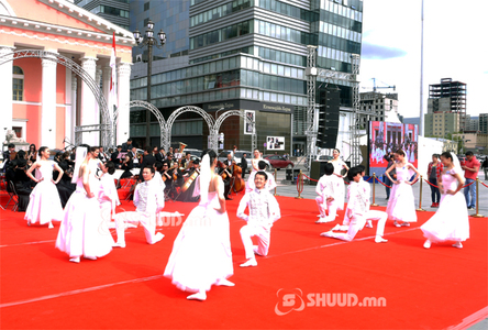 Чингисийн талбайд 100 хос вальс эргэнэ