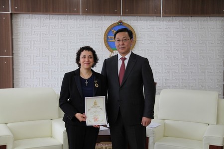 НҮБ-ын Суурин төлөөлөгчийг шагнав