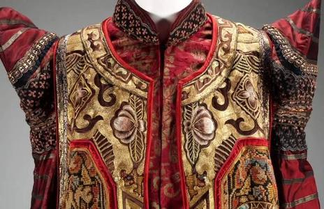 Наадмын дээл ”Хатад” загвартай байна