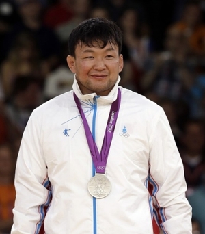 Н.Түвшинбаяр аваргыг юу ”ичээв”