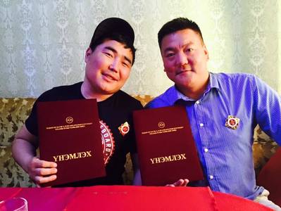 ”Мөрөөдлийн театр”-ынхан ”Алтан очир”  одон хүртлээ