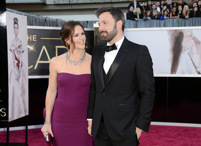 Аффлек эхнэрээсээ салахгүй гэдгээ амлав