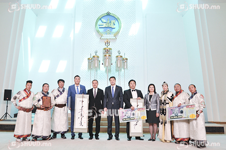 Олон улсад нэрээ гаргасан уран бүтээлчдийг шагналаа