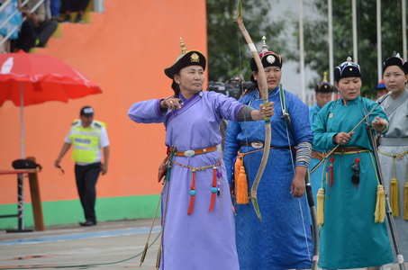 Хоёр түрүүлж, дөрөв үзүүрлэлээ