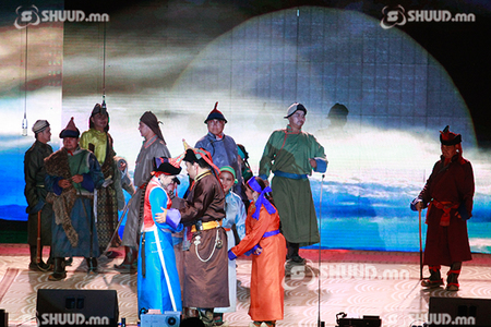  “Учиртай гурван толгой”-н 2415 дахь тоглолт Чингисийн талбайд боллоо